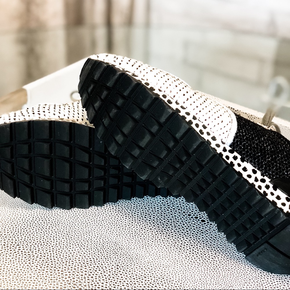 P448 | Boston Sneaker | Black and Ivory | Size 39 - Picture 5 of 11